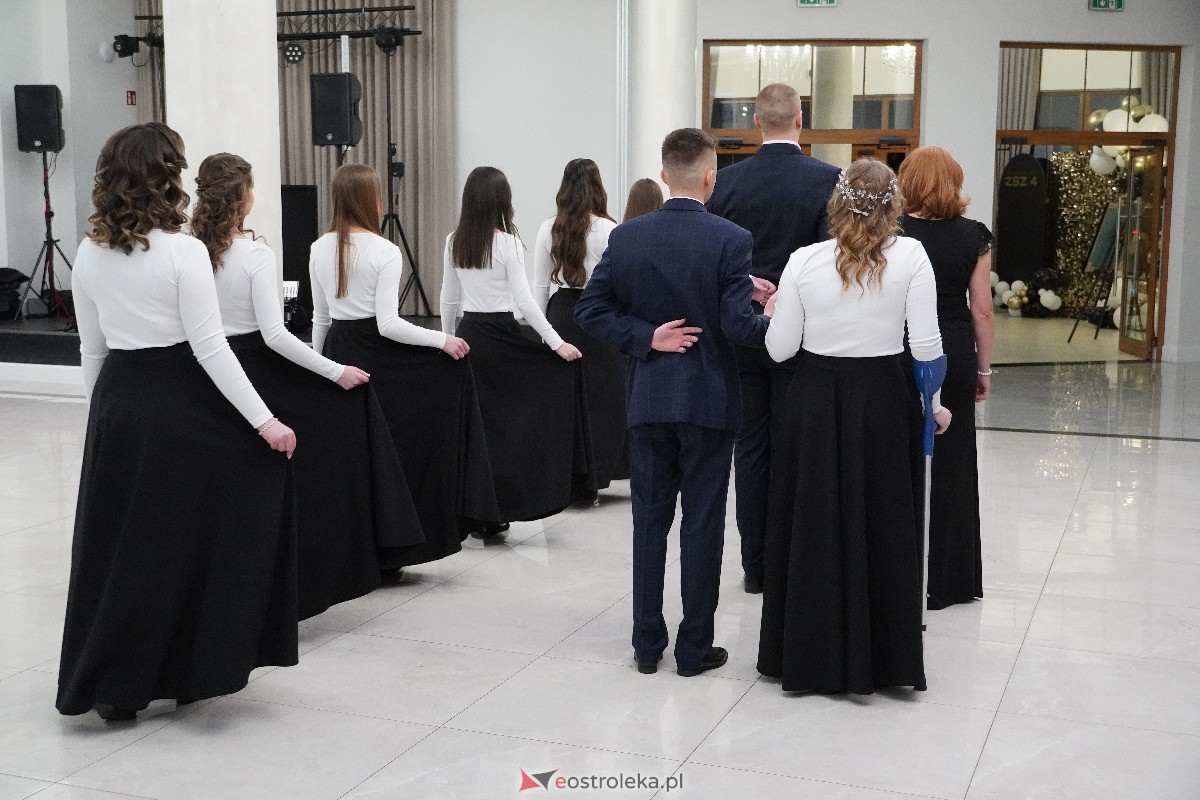 Studniówka ZSZ 4 w Ostrołęce [03.02.2024] - zdjęcie #104 - eOstroleka.pl