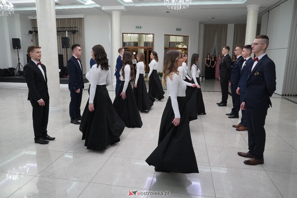 Studniówka ZSZ 4 w Ostrołęce [03.02.2024] - zdjęcie #94 - eOstroleka.pl
