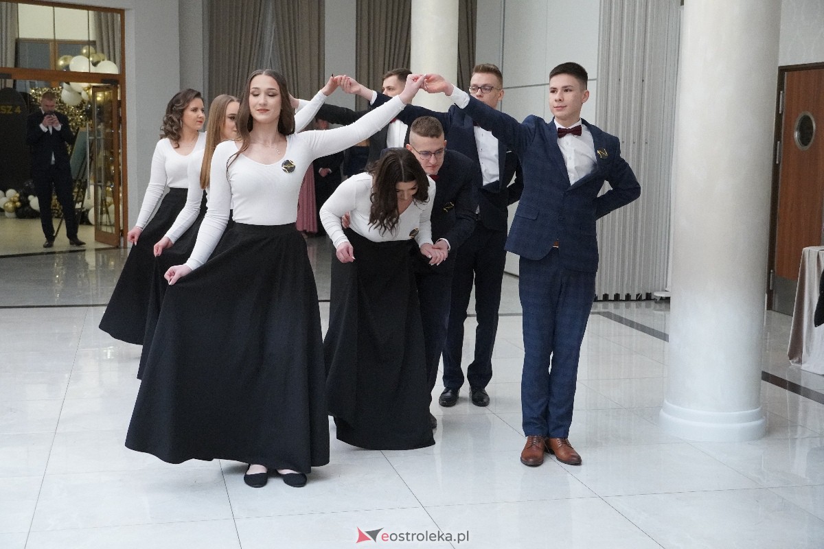 Studniówka ZSZ 4 w Ostrołęce [03.02.2024] - zdjęcie #85 - eOstroleka.pl