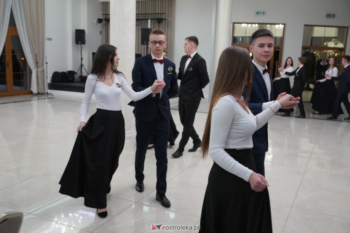 Studniówka ZSZ 4 w Ostrołęce [03.02.2024] - zdjęcie #77 - eOstroleka.pl