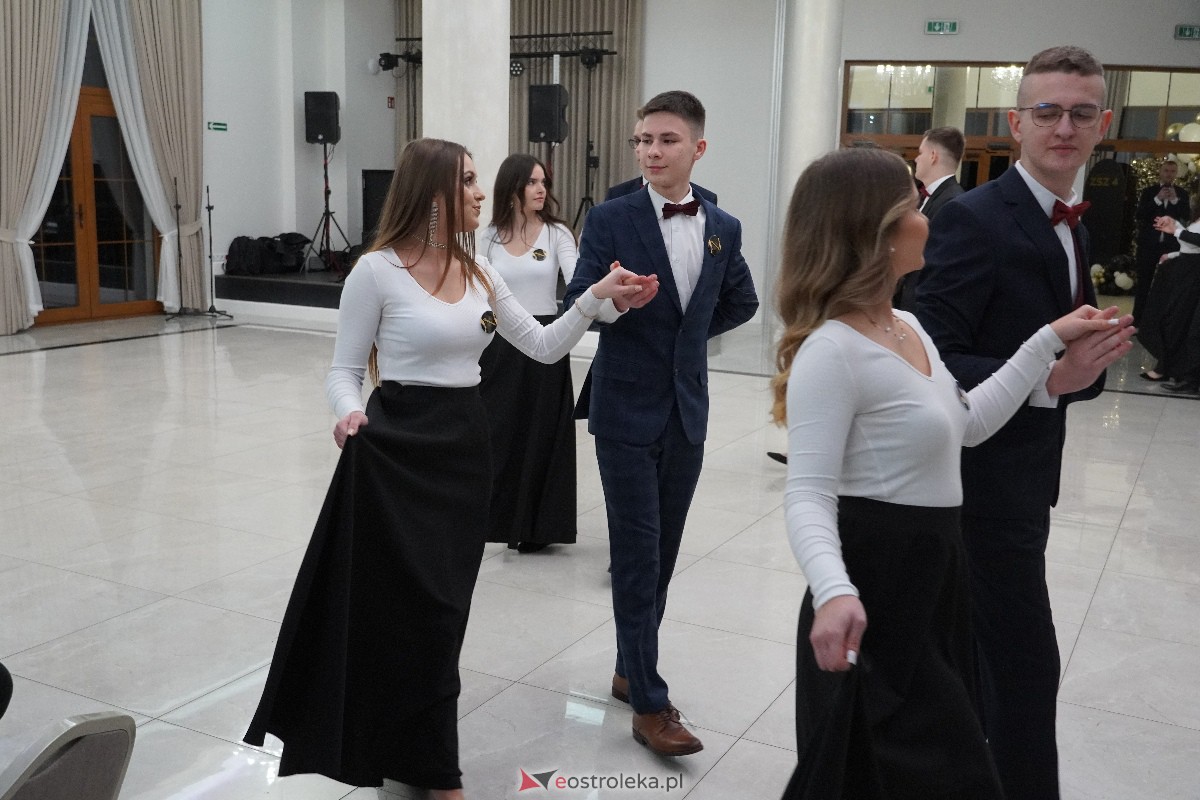 Studniówka ZSZ 4 w Ostrołęce [03.02.2024] - zdjęcie #76 - eOstroleka.pl