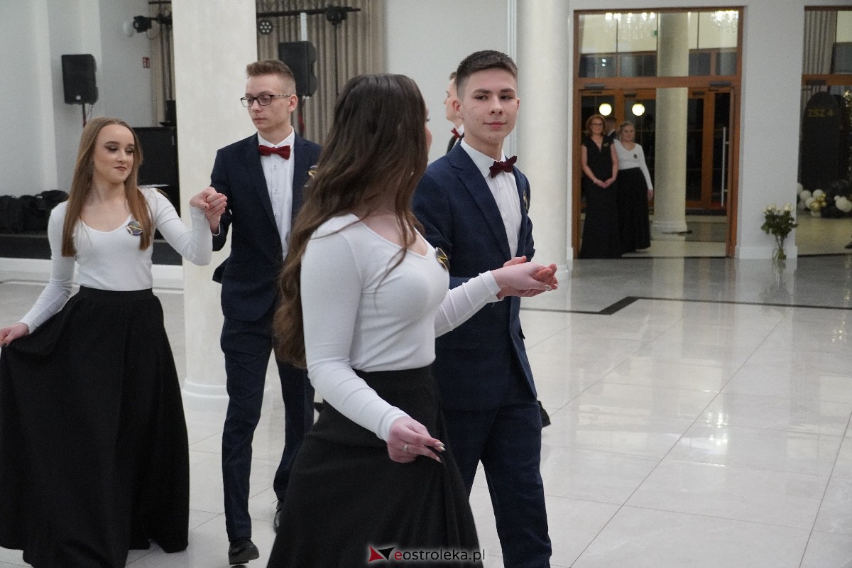 Studniówka ZSZ 4 w Ostrołęce [03.02.2024] - zdjęcie #73 - eOstroleka.pl