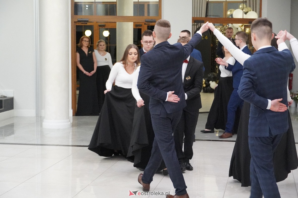 Studniówka ZSZ 4 w Ostrołęce [03.02.2024] - zdjęcie #70 - eOstroleka.pl