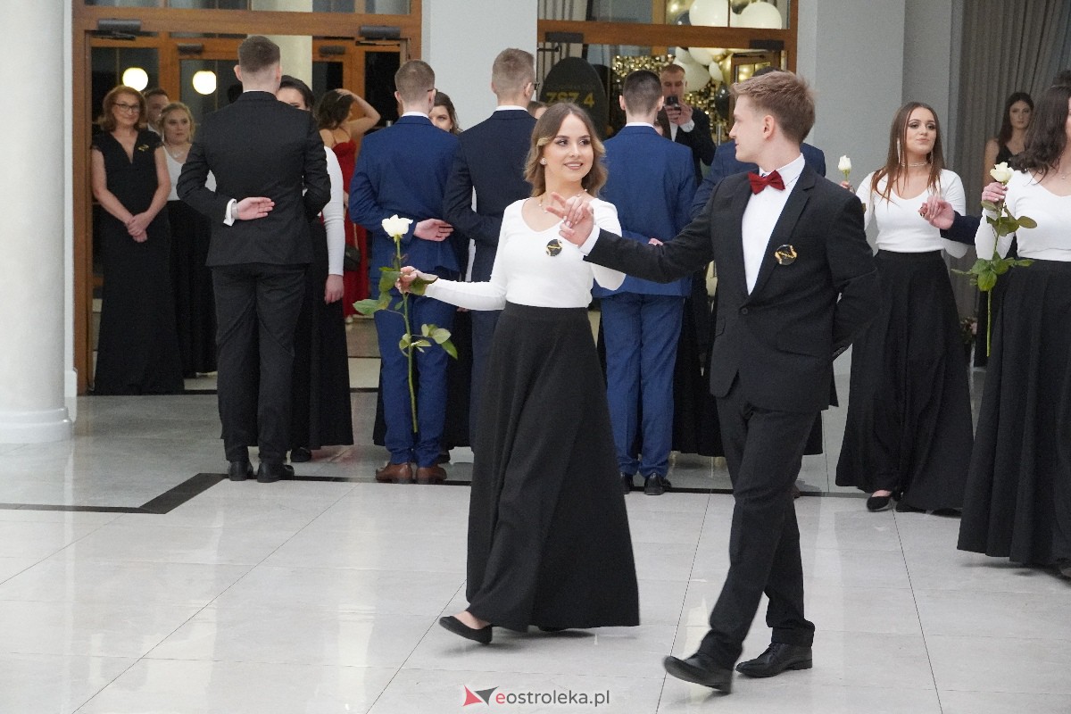 Studniówka ZSZ 4 w Ostrołęce [03.02.2024] - zdjęcie #45 - eOstroleka.pl