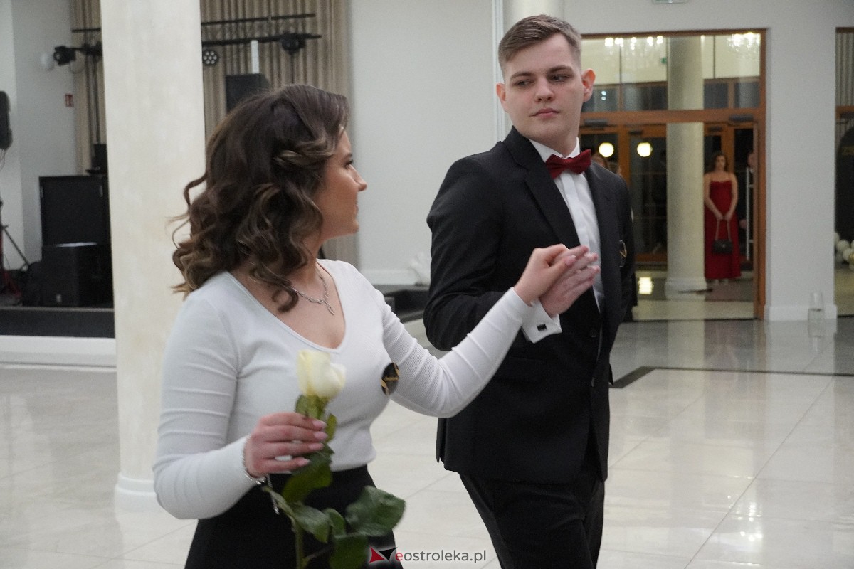 Studniówka ZSZ 4 w Ostrołęce [03.02.2024] - zdjęcie #35 - eOstroleka.pl