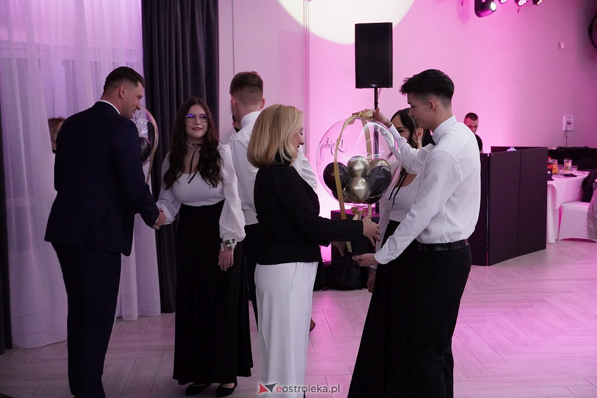 ZSZ 3 w Ostrołęce odlicza do matury! Studniówka 2024 [3.02.2024] - zdjęcie #265 - eOstroleka.pl