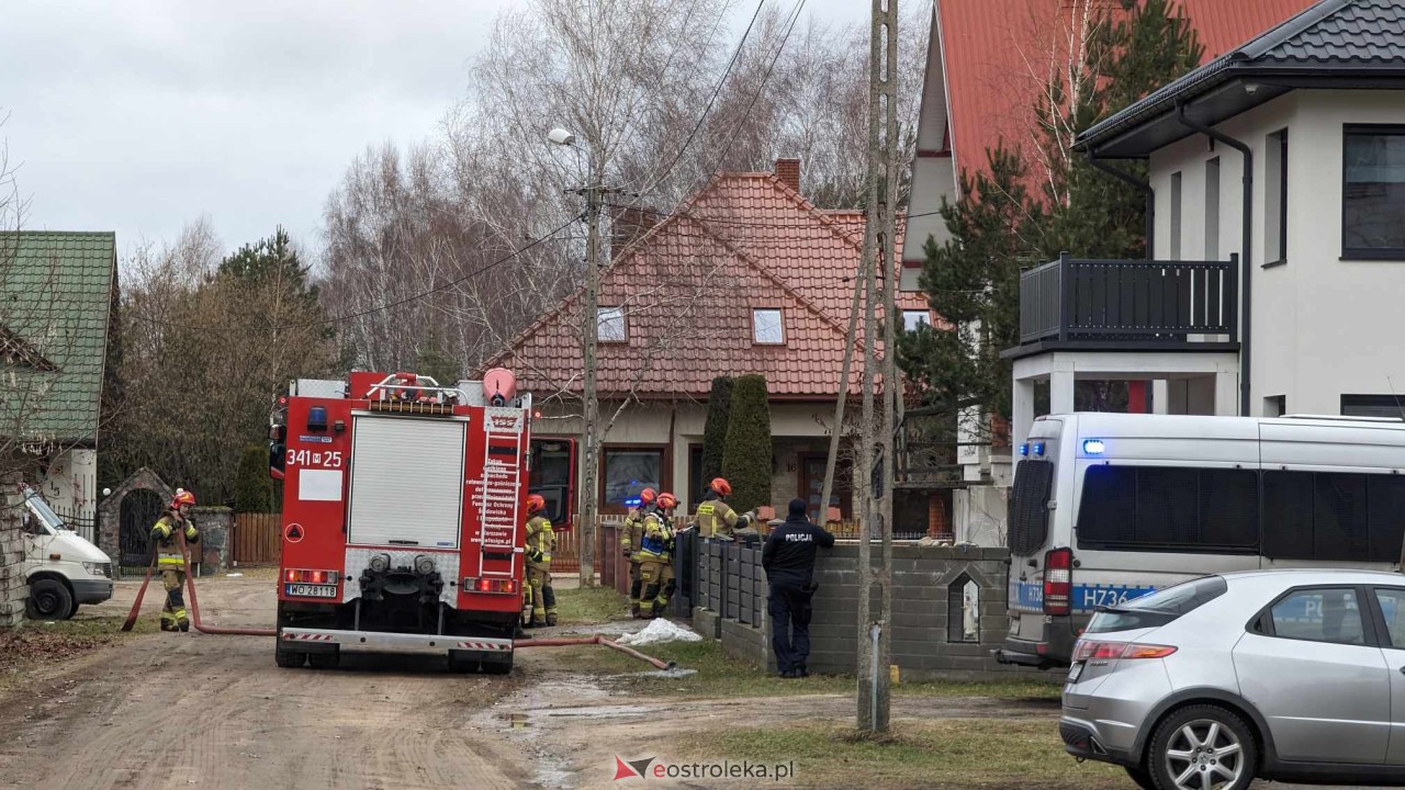 Pożar w garażu przy ulicy Nadziei w Ostrołęce. Strażacy uratowali dom [04.02.2024] - zdjęcie #1 - eOstroleka.pl