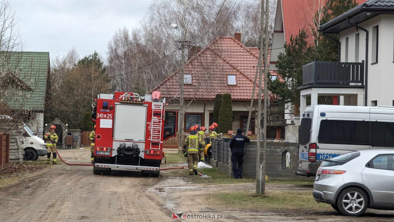 Pożar w garażu przy ulicy Nadziei w Ostrołęce. Strażacy uratowali dom [04.02.2024] - zdjęcie #2 - eOstroleka.pl