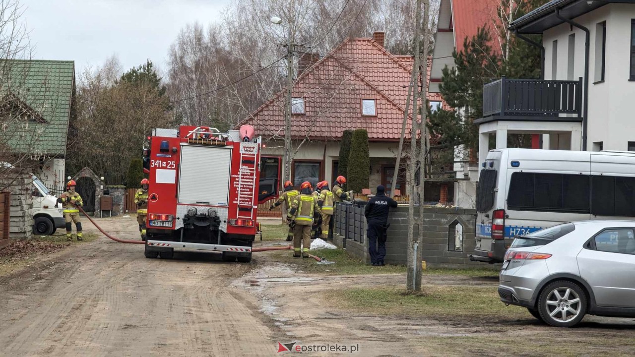 Pożar w garażu przy ulicy Nadziei w Ostrołęce. Strażacy uratowali dom [04.02.2024] - zdjęcie #3 - eOstroleka.pl