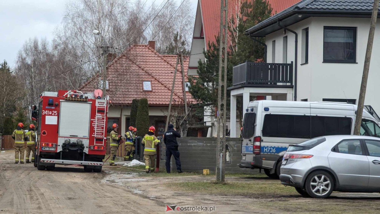 Pożar w garażu przy ulicy Nadziei w Ostrołęce. Strażacy uratowali dom [04.02.2024] - zdjęcie #5 - eOstroleka.pl