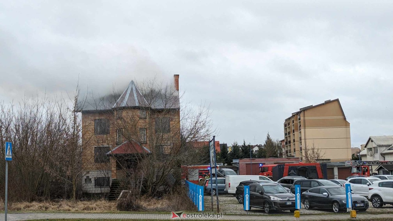 Pożar pustostanu przy ulicy 11 Listopada w Ostrołęce [04.02.2024 - zdjęcie #15 - eOstroleka.pl