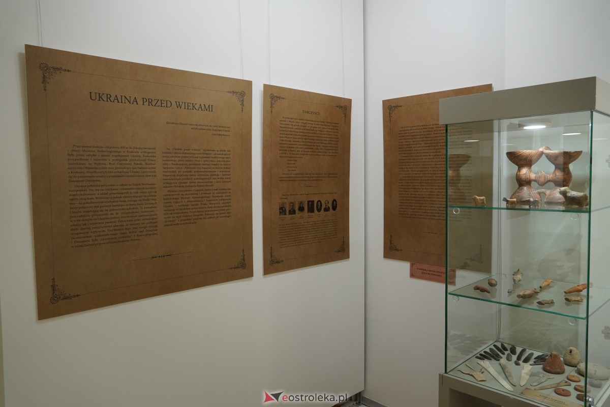 Ostrołęka: Wernisaż wystawy Ukraina przed wiekami w Muzeum Kultury Kurpiowskiej [09.02.2024] - zdjęcie #47 - eOstroleka.pl