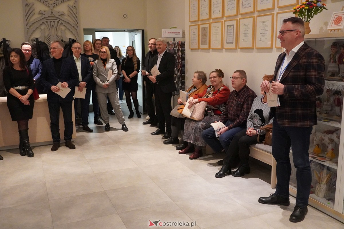 Ostrołęka: Wernisaż wystawy Ukraina przed wiekami w Muzeum Kultury Kurpiowskiej [09.02.2024] - zdjęcie #25 - eOstroleka.pl