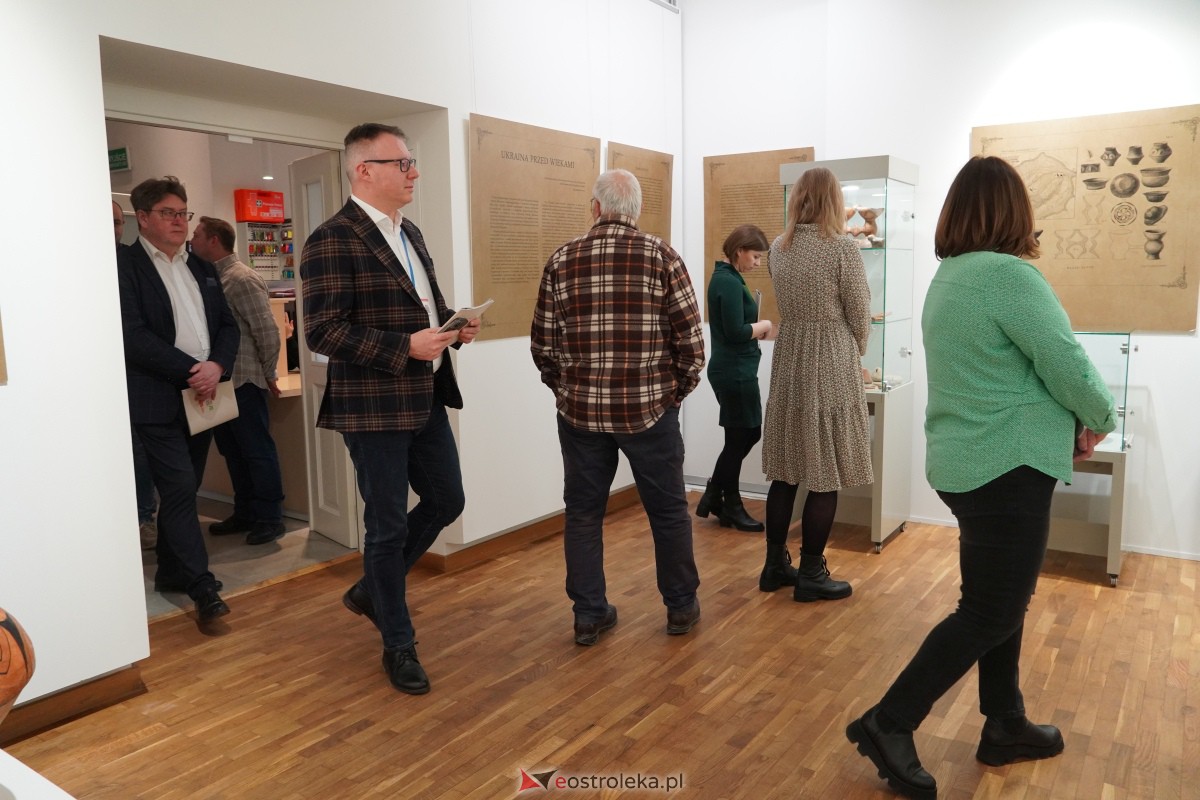 Ostrołęka: Wernisaż wystawy Ukraina przed wiekami w Muzeum Kultury Kurpiowskiej [09.02.2024] - zdjęcie #10 - eOstroleka.pl
