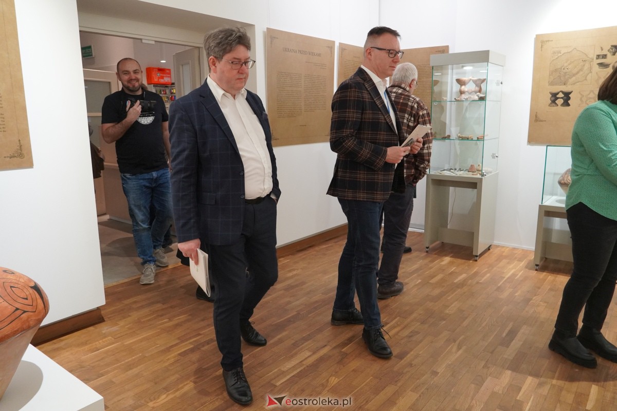 Ostrołęka: Wernisaż wystawy Ukraina przed wiekami w Muzeum Kultury Kurpiowskiej [09.02.2024] - zdjęcie #9 - eOstroleka.pl