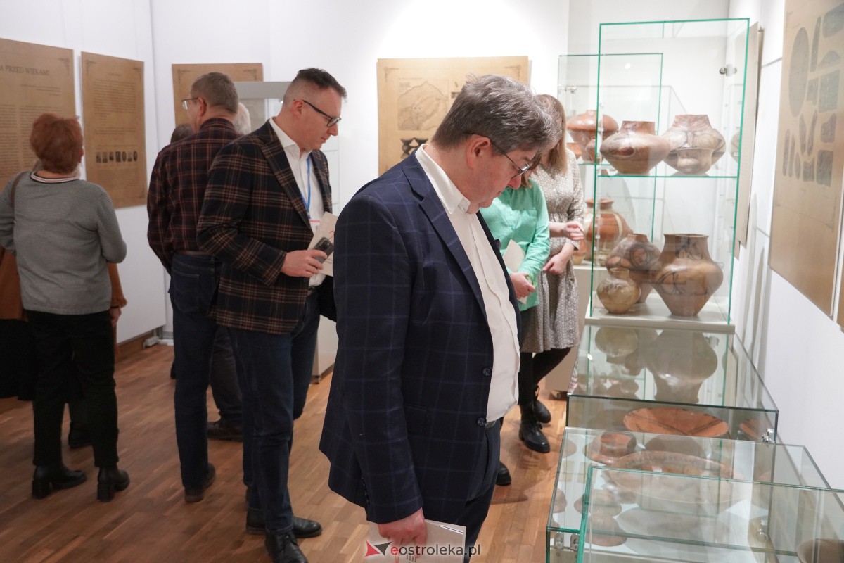 Ostrołęka: Wernisaż wystawy Ukraina przed wiekami w Muzeum Kultury Kurpiowskiej [09.02.2024] - zdjęcie #8 - eOstroleka.pl