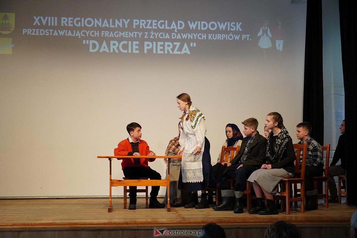 Przegląd widowisk przedstawiający fragmenty z życia dawnych Kurpiów Darcie Pierza [10.02.2024] - zdjęcie #1 - eOstroleka.pl
