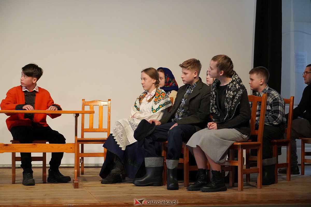 Przegląd widowisk przedstawiający fragmenty z życia dawnych Kurpiów Darcie Pierza [10.02.2024] - zdjęcie #57 - eOstroleka.pl