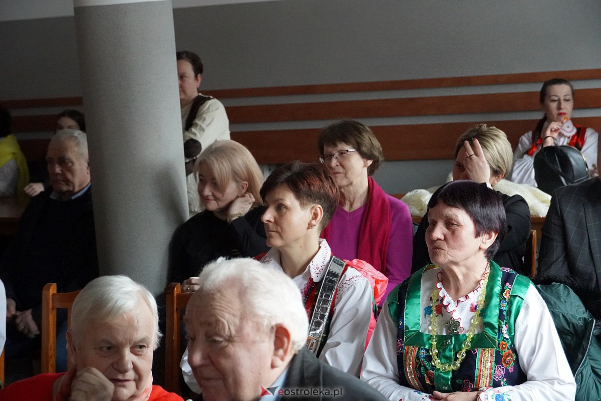 Przegląd widowisk przedstawiający fragmenty z życia dawnych Kurpiów Darcie Pierza [10.02.2024] - zdjęcie #39 - eOstroleka.pl
