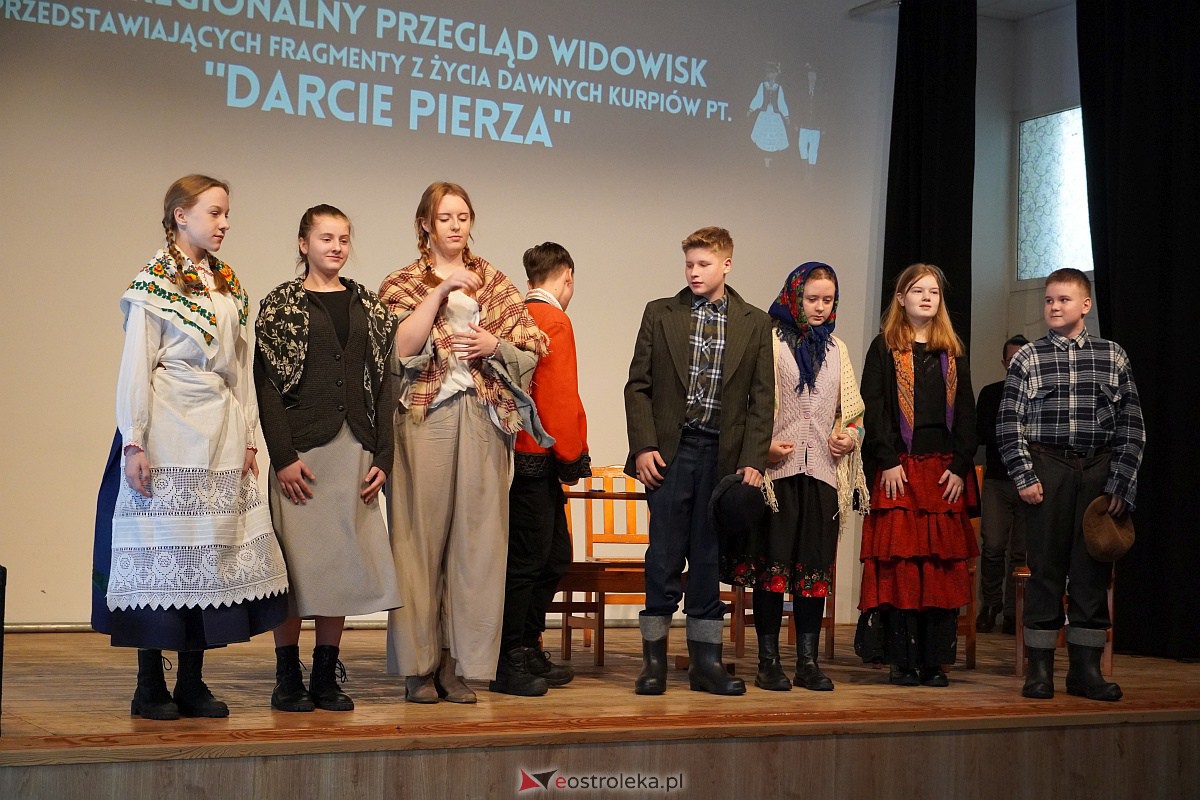 Przegląd widowisk przedstawiający fragmenty z życia dawnych Kurpiów Darcie Pierza [10.02.2024] - zdjęcie #37 - eOstroleka.pl
