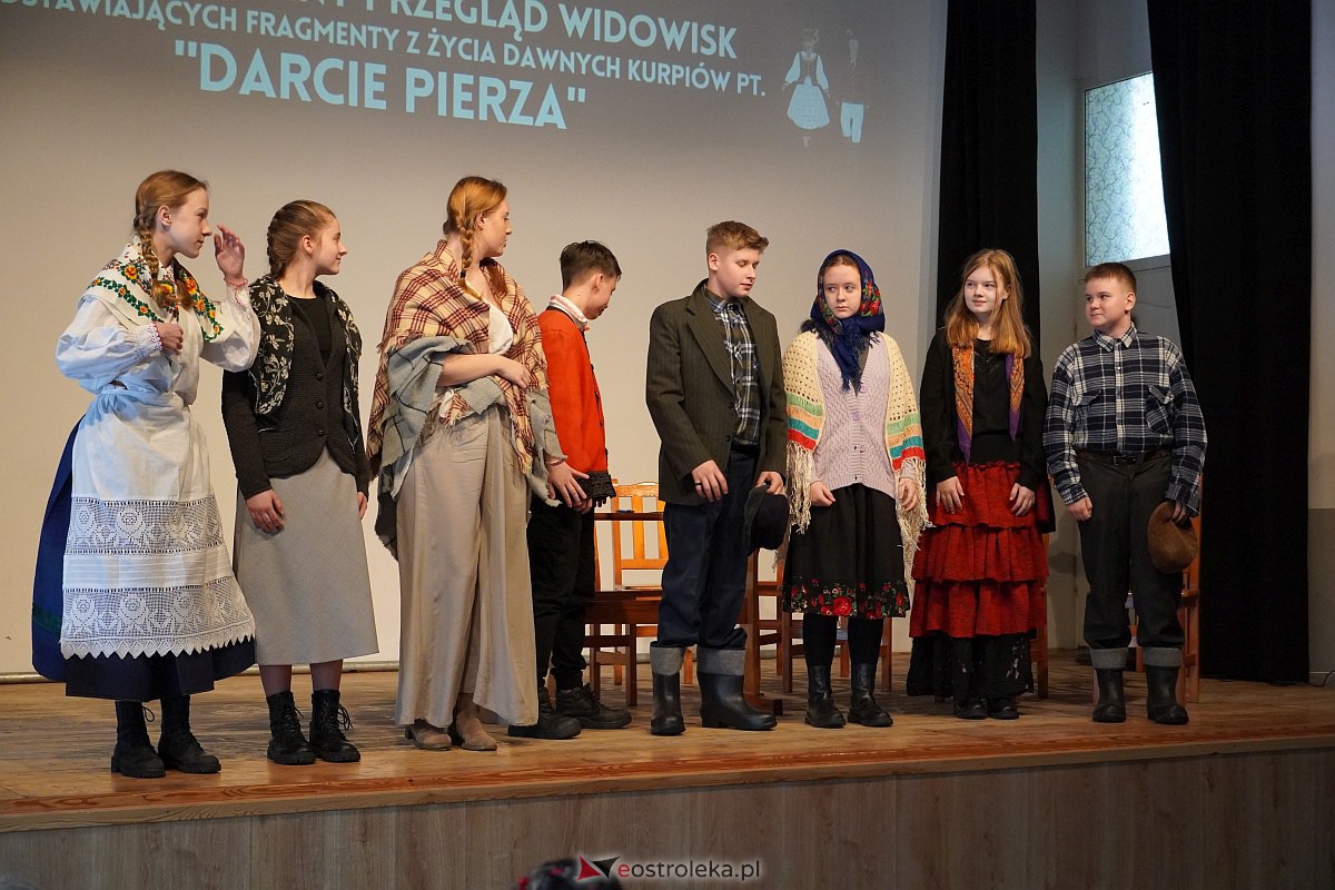 Przegląd widowisk przedstawiający fragmenty z życia dawnych Kurpiów Darcie Pierza [10.02.2024] - zdjęcie #36 - eOstroleka.pl