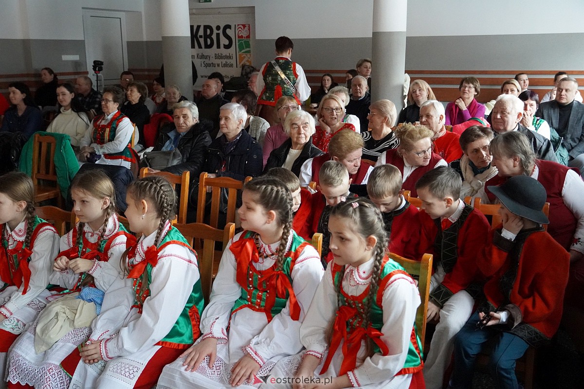 Przegląd widowisk przedstawiający fragmenty z życia dawnych Kurpiów Darcie Pierza [10.02.2024] - zdjęcie #32 - eOstroleka.pl