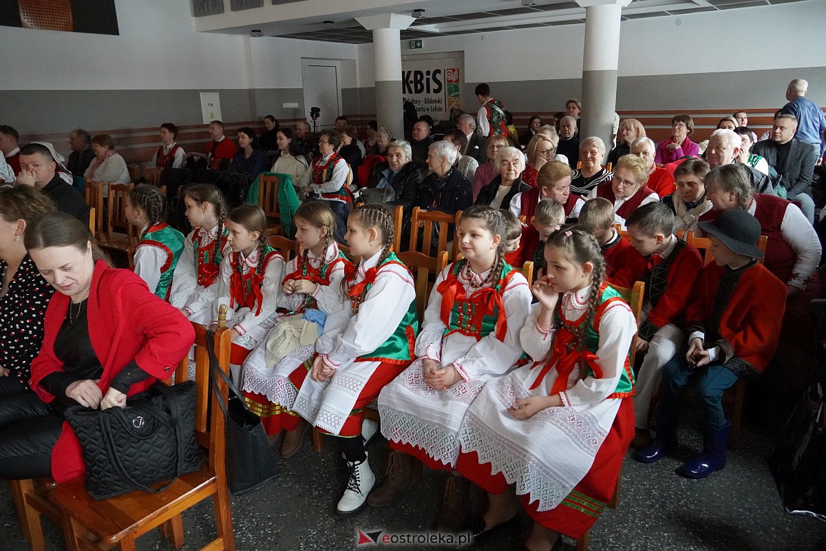 Przegląd widowisk przedstawiający fragmenty z życia dawnych Kurpiów Darcie Pierza [10.02.2024] - zdjęcie #31 - eOstroleka.pl