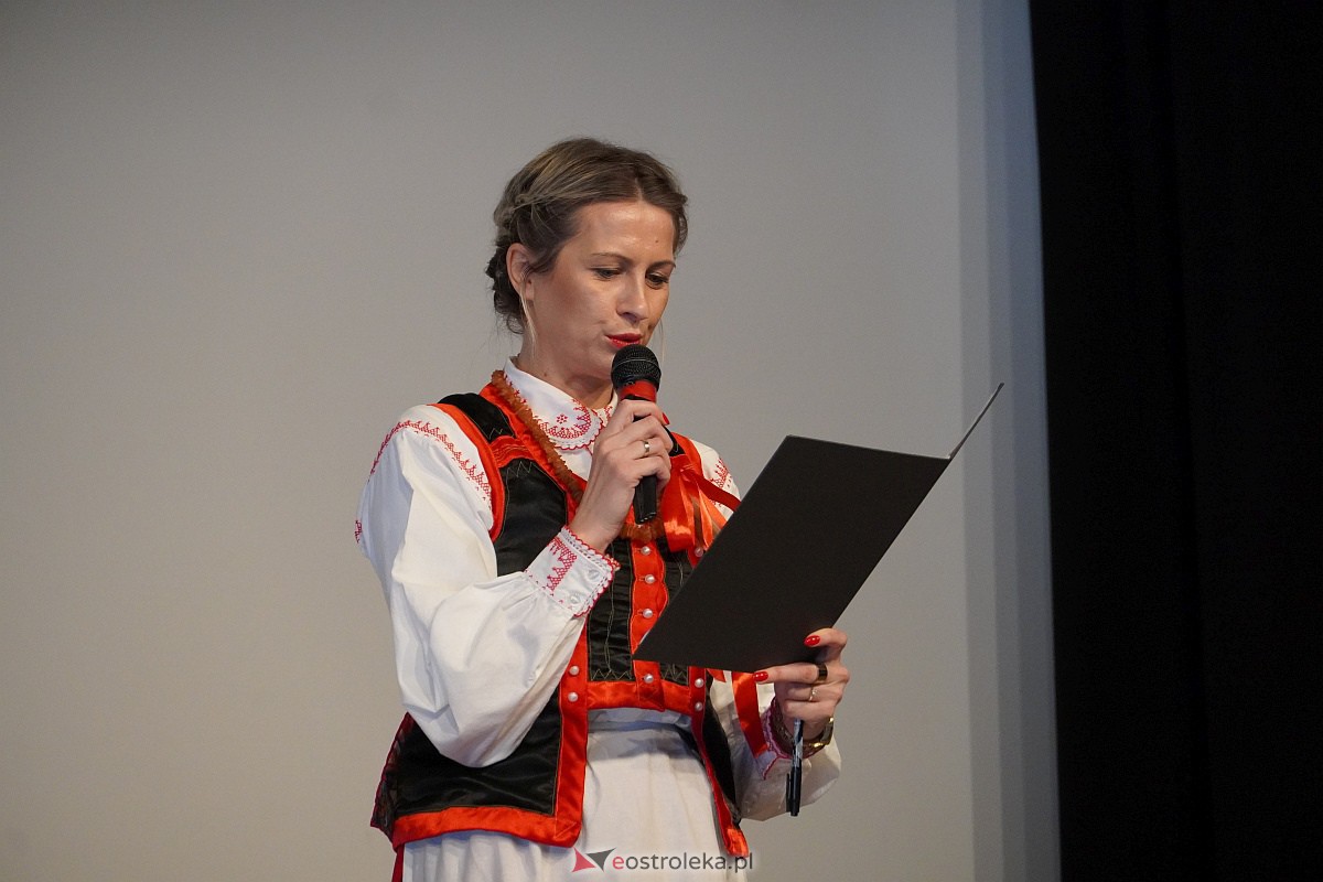 Przegląd widowisk przedstawiający fragmenty z życia dawnych Kurpiów Darcie Pierza [10.02.2024] - zdjęcie #30 - eOstroleka.pl