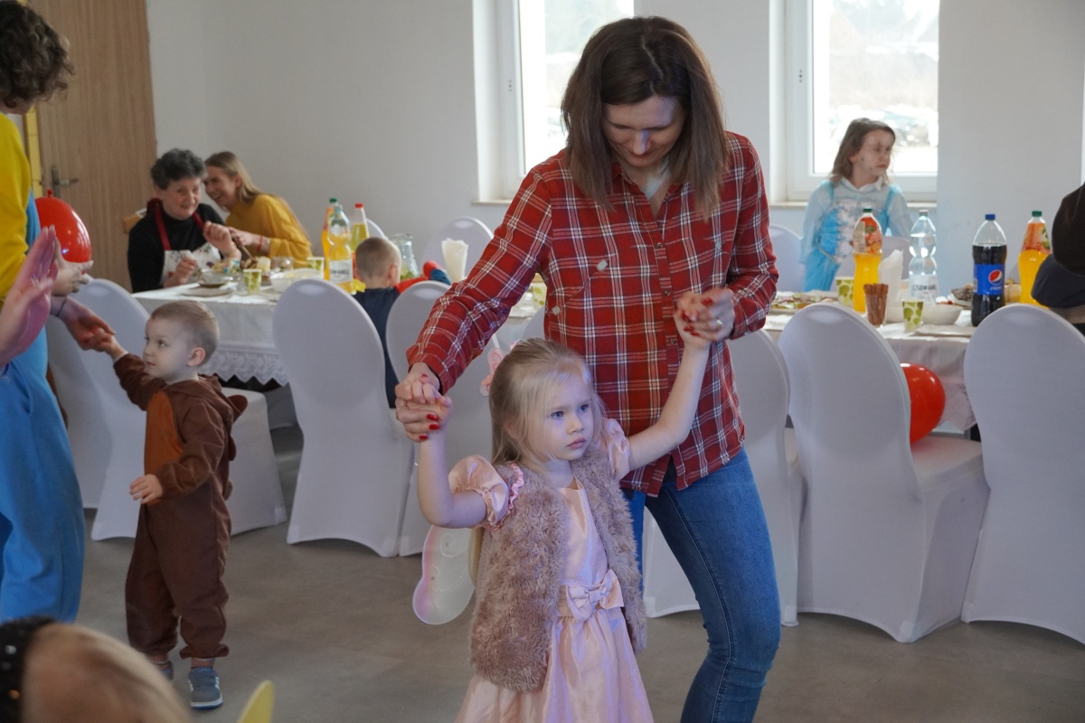 Bal karnawałowy w Jarnutach [10.02.2024] - zdjęcie #45 - eOstroleka.pl