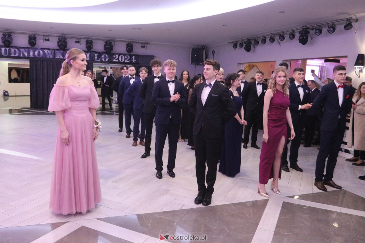 Studniówka II LO w Ostrołęce 2024 [10.02.2024] - zdjęcie #174 - eOstroleka.pl