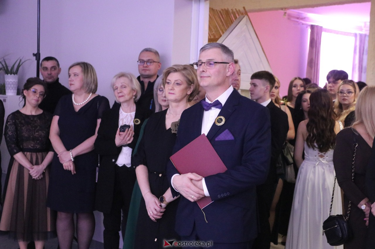 Studniówka II LO w Ostrołęce 2024 [10.02.2024] - zdjęcie #163 - eOstroleka.pl