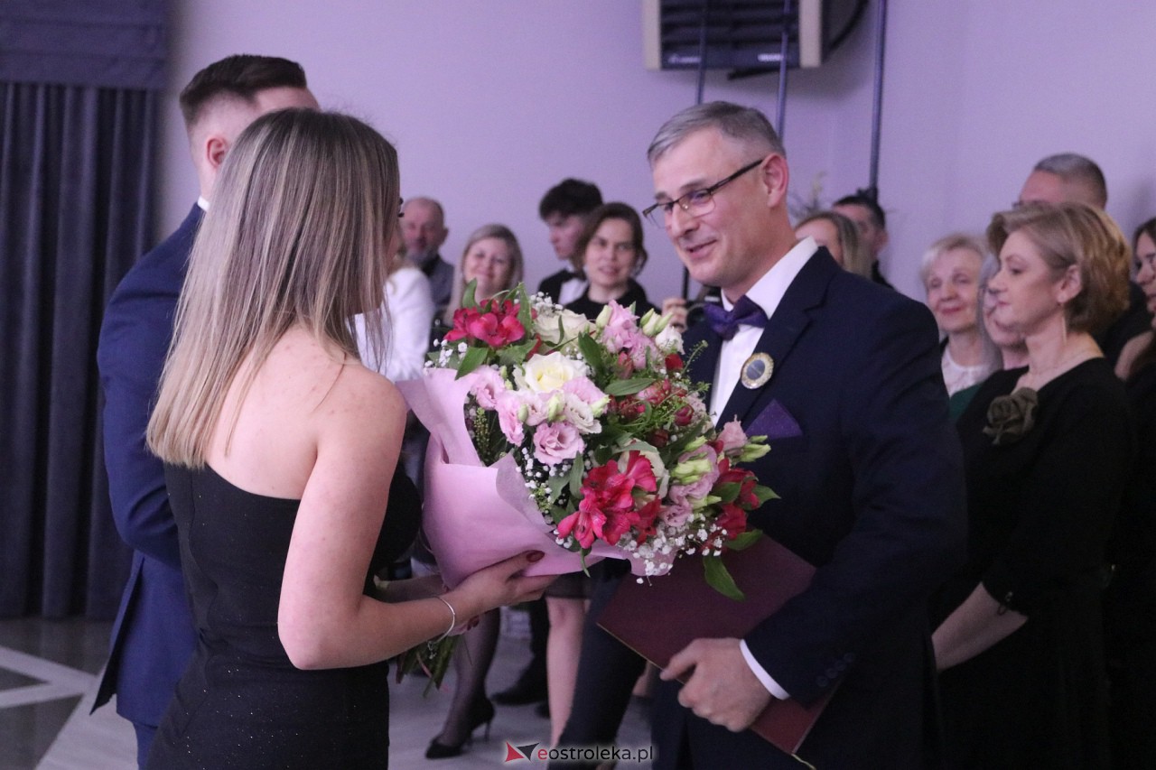 Studniówka II LO w Ostrołęce 2024 [10.02.2024] - zdjęcie #160 - eOstroleka.pl