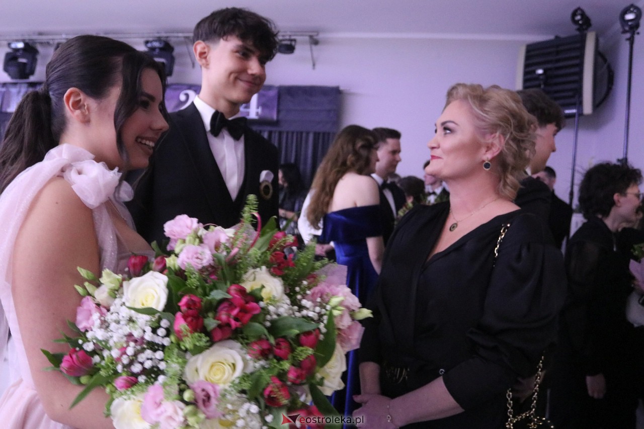 Studniówka II LO w Ostrołęce 2024 [10.02.2024] - zdjęcie #155 - eOstroleka.pl