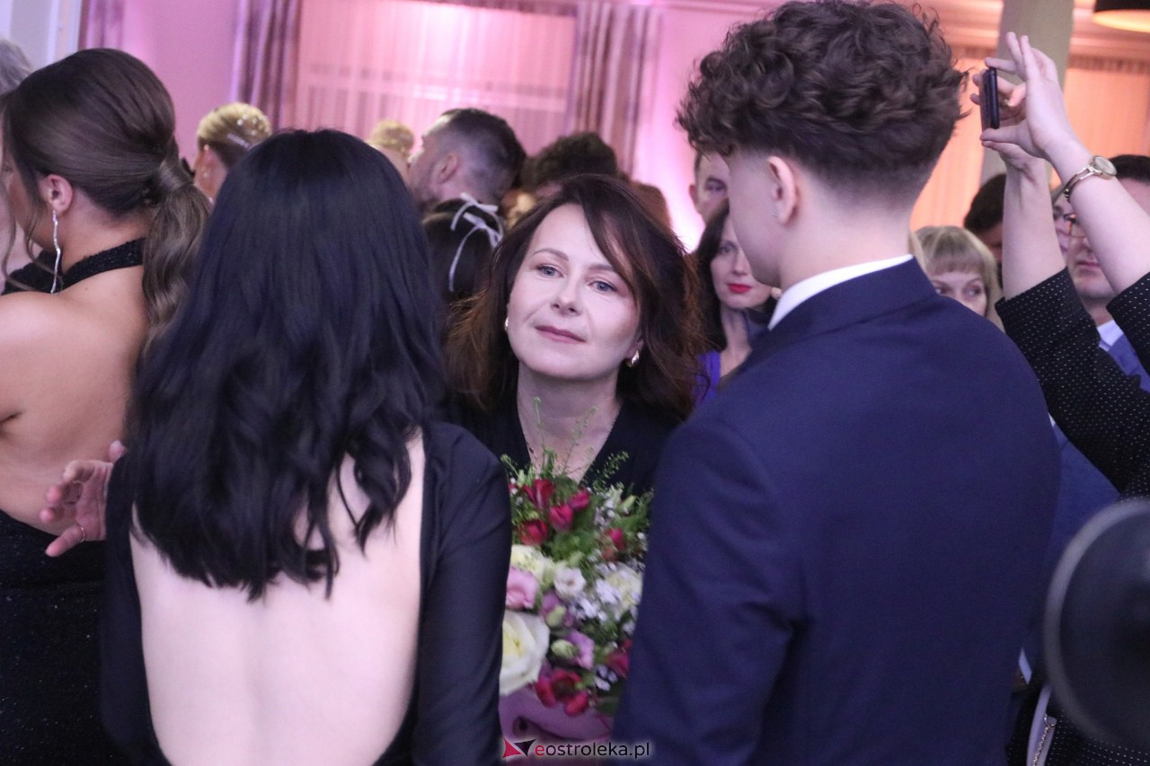 Studniówka II LO w Ostrołęce 2024 [10.02.2024] - zdjęcie #152 - eOstroleka.pl