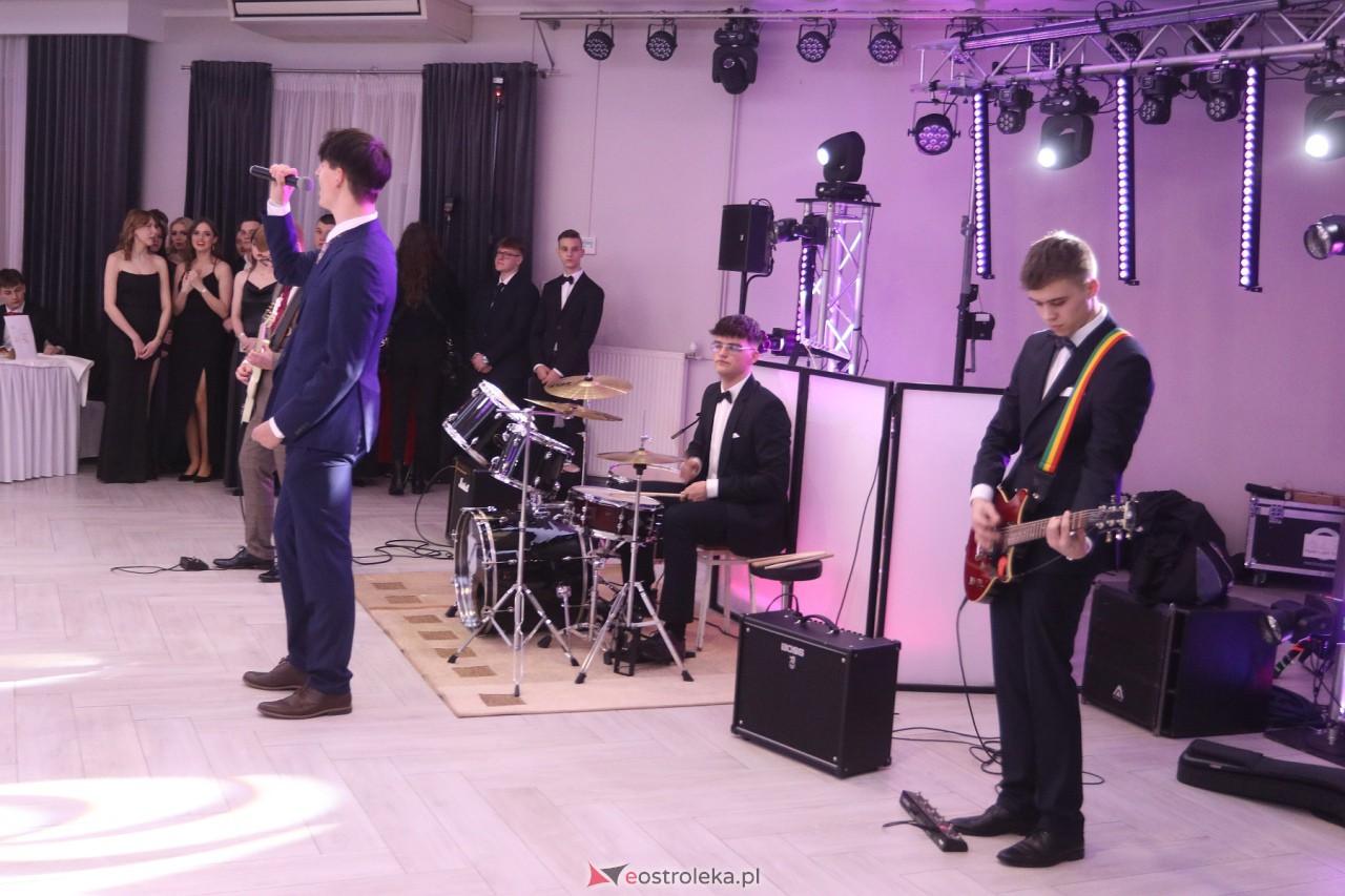 Studniówka II LO w Ostrołęce 2024 [10.02.2024] - zdjęcie #151 - eOstroleka.pl