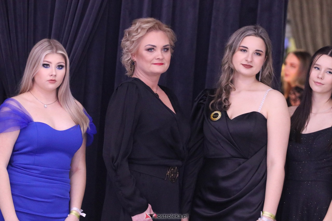 Studniówka II LO w Ostrołęce 2024 [10.02.2024] - zdjęcie #124 - eOstroleka.pl