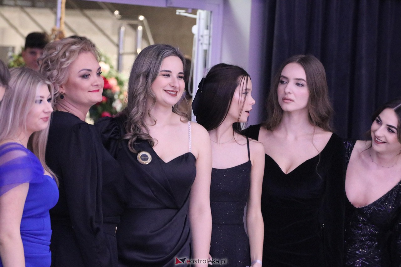 Studniówka II LO w Ostrołęce 2024 [10.02.2024] - zdjęcie #123 - eOstroleka.pl