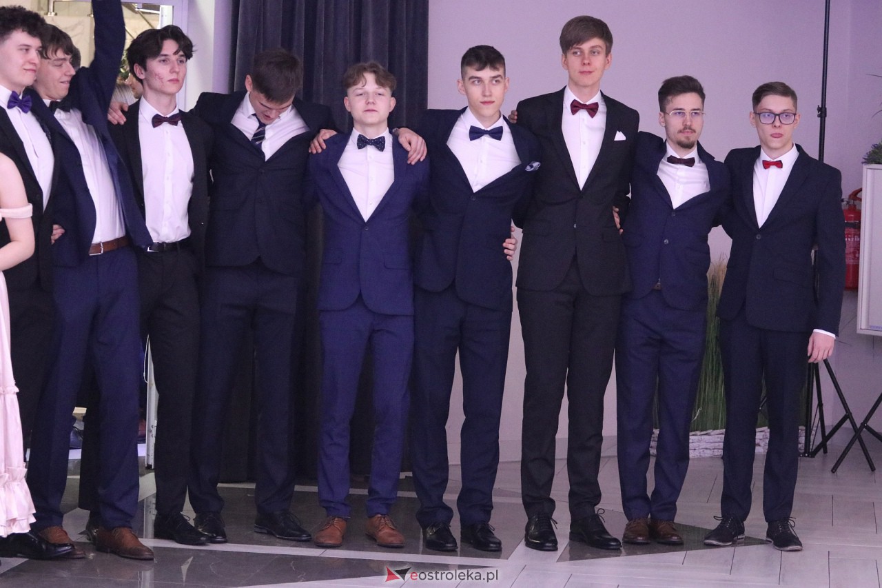 Studniówka II LO w Ostrołęce 2024 [10.02.2024] - zdjęcie #118 - eOstroleka.pl