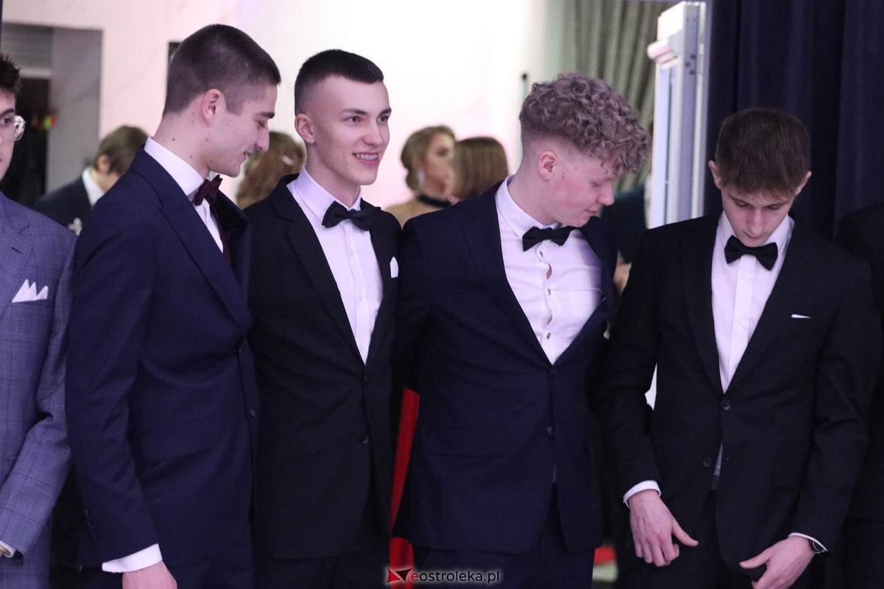 Studniówka II LO w Ostrołęce 2024 [10.02.2024] - zdjęcie #117 - eOstroleka.pl