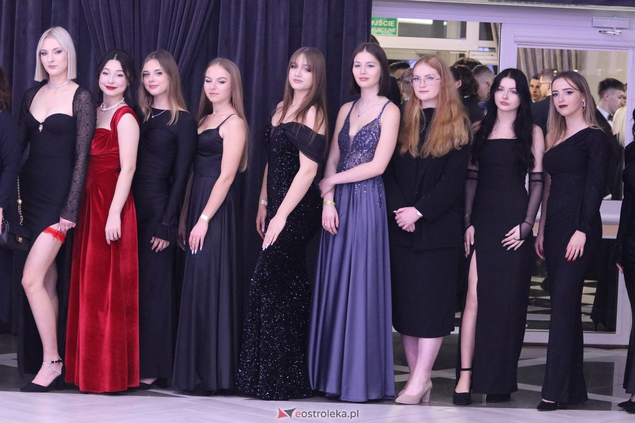 Studniówka II LO w Ostrołęce 2024 [10.02.2024] - zdjęcie #99 - eOstroleka.pl