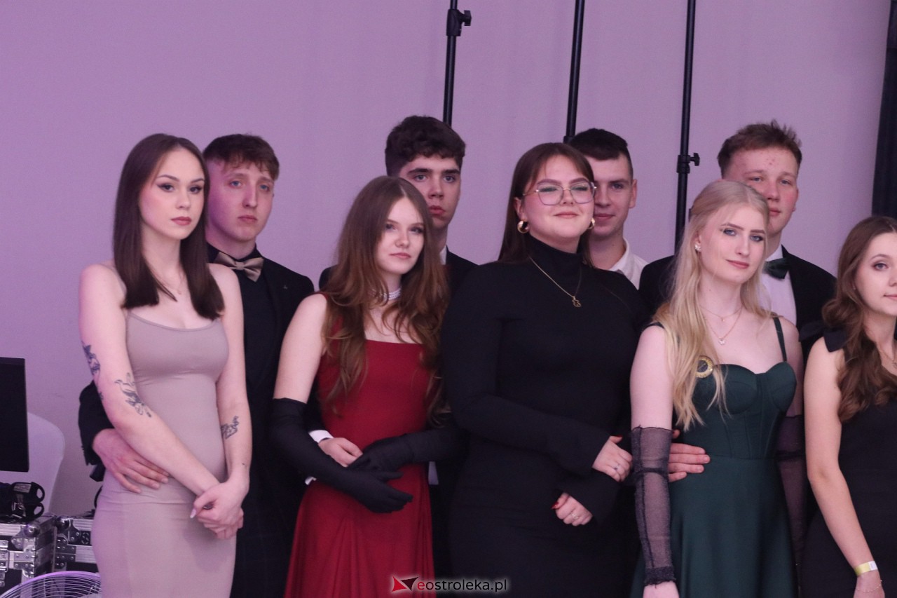 Studniówka II LO w Ostrołęce 2024 [10.02.2024] - zdjęcie #96 - eOstroleka.pl