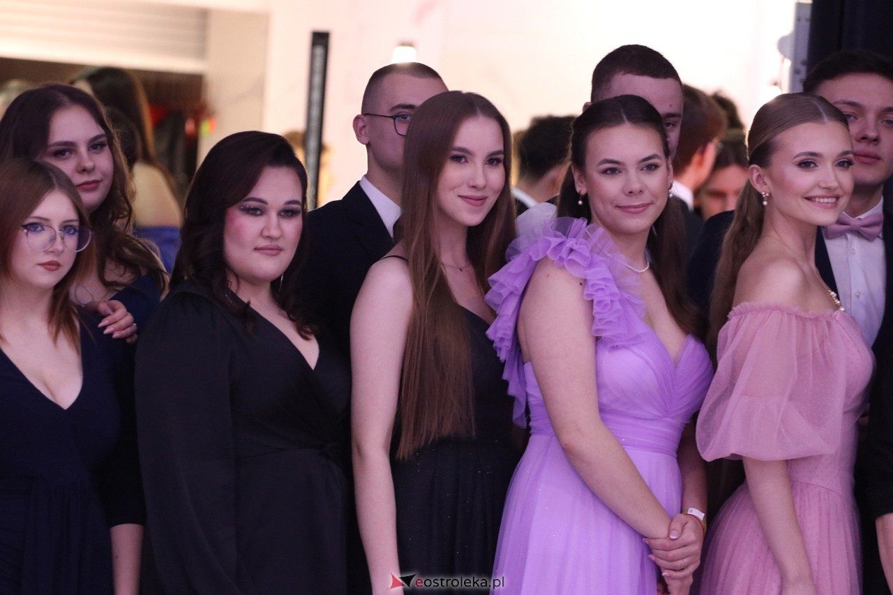 Studniówka II LO w Ostrołęce 2024 [10.02.2024] - zdjęcie #95 - eOstroleka.pl