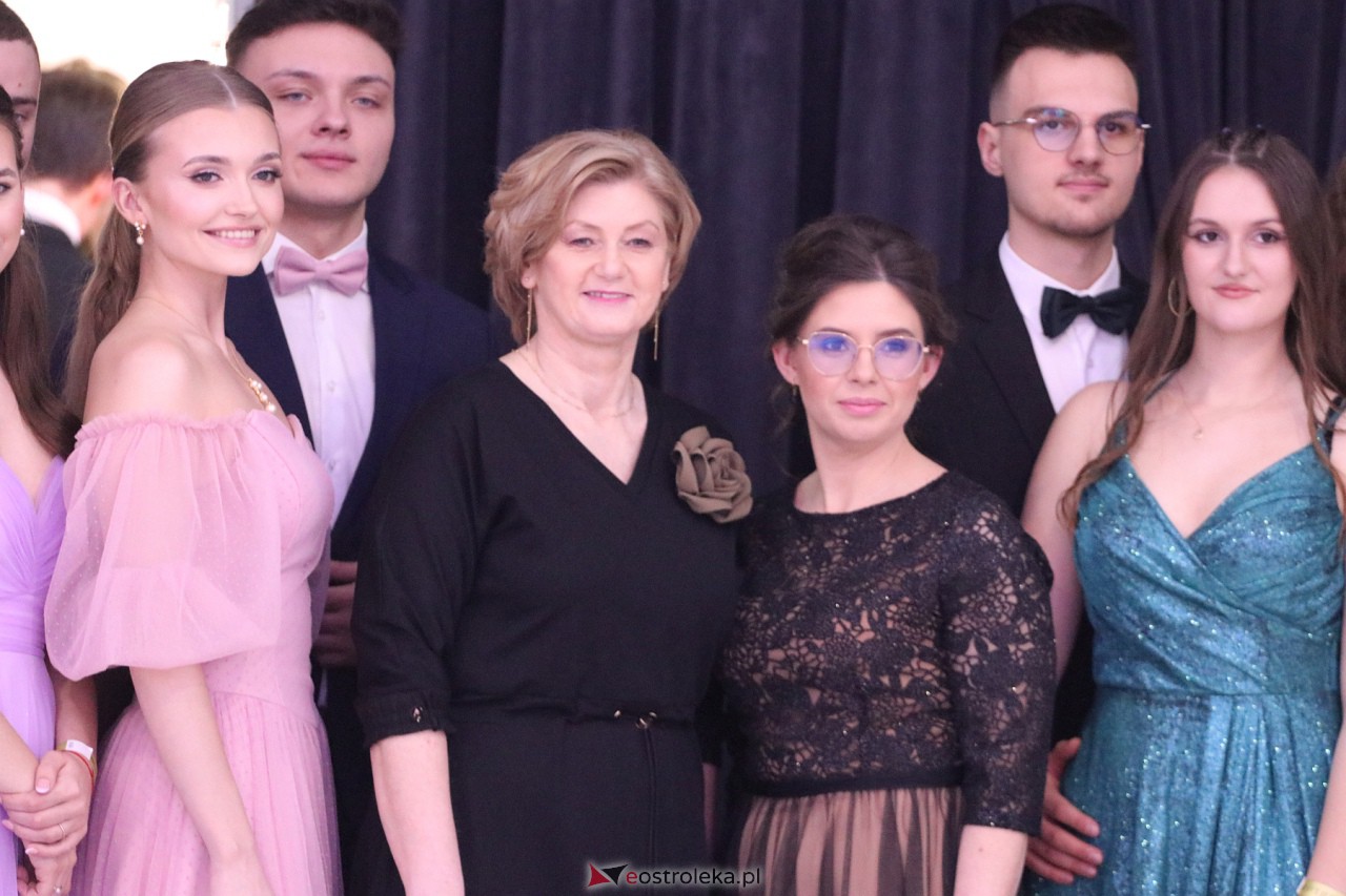 Studniówka II LO w Ostrołęce 2024 [10.02.2024] - zdjęcie #94 - eOstroleka.pl