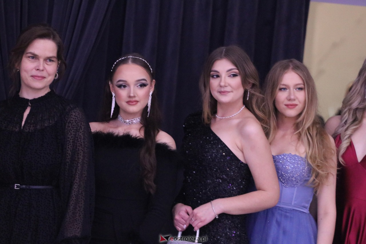 Studniówka II LO w Ostrołęce 2024 [10.02.2024] - zdjęcie #77 - eOstroleka.pl