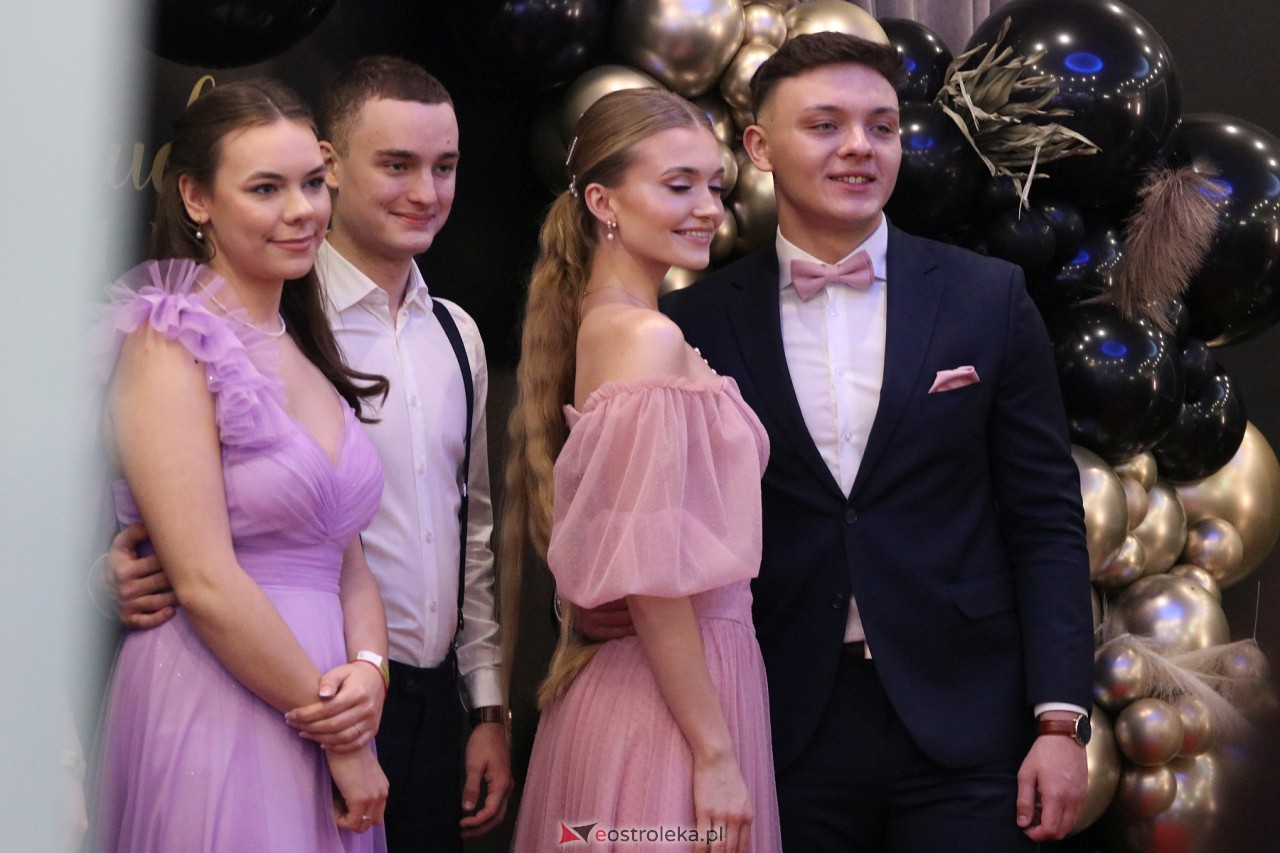 Studniówka II LO w Ostrołęce 2024 [10.02.2024] - zdjęcie #75 - eOstroleka.pl