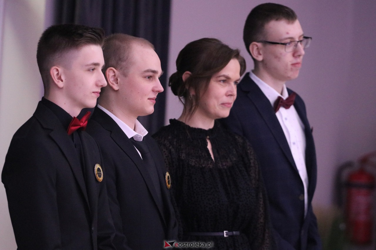 Studniówka II LO w Ostrołęce 2024 [10.02.2024] - zdjęcie #73 - eOstroleka.pl