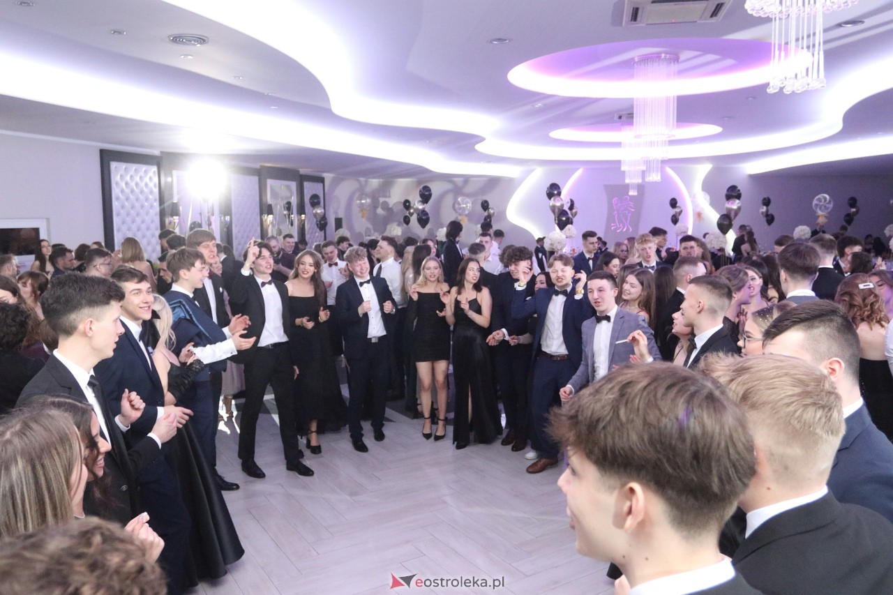 Studniówka II LO w Ostrołęce 2024 [10.02.2024] - zdjęcie #55 - eOstroleka.pl