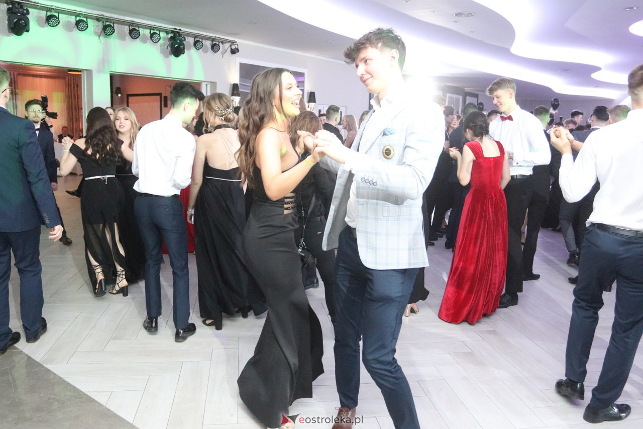 Studniówka II LO w Ostrołęce 2024 [10.02.2024] - zdjęcie #52 - eOstroleka.pl