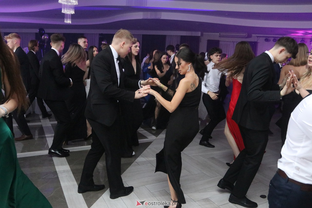 Studniówka II LO w Ostrołęce 2024 [10.02.2024] - zdjęcie #44 - eOstroleka.pl