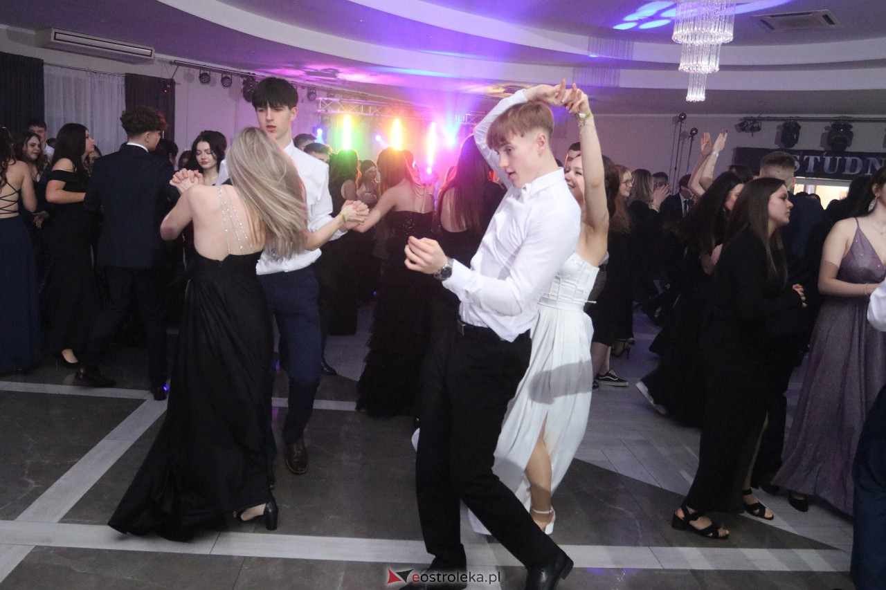 Studniówka II LO w Ostrołęce 2024 [10.02.2024] - zdjęcie #42 - eOstroleka.pl